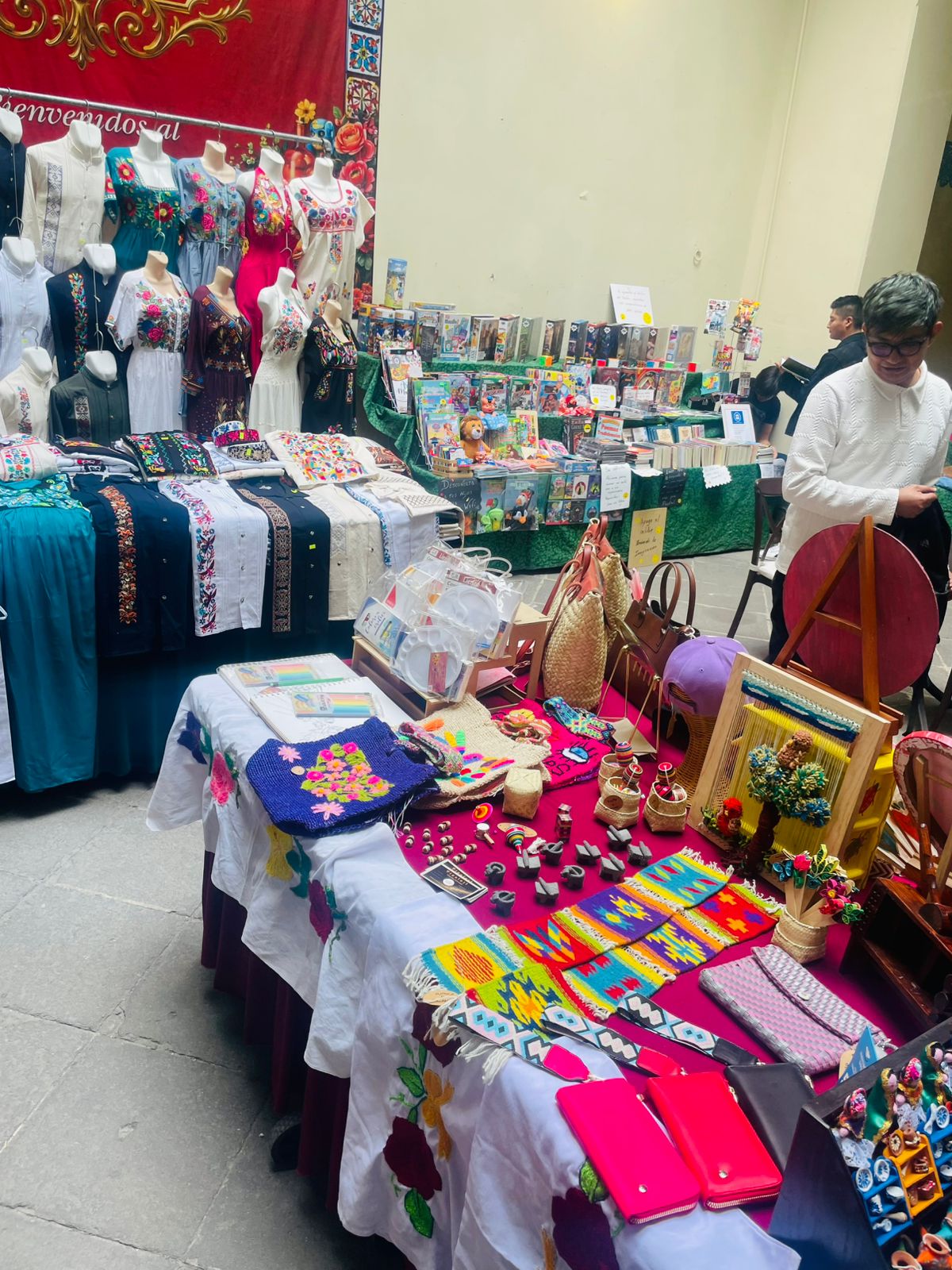 Montaje del mercado en Casa de los Ángeles